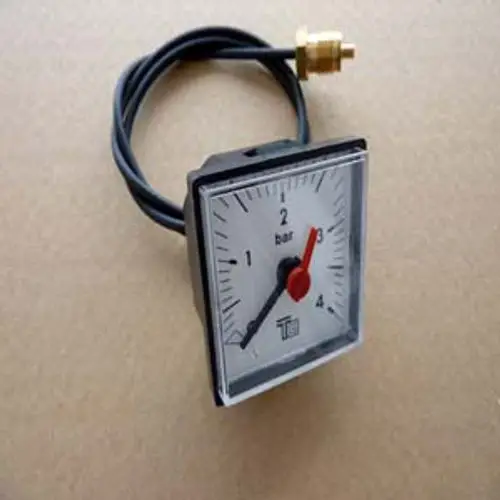 Manometer mit analoger Anzeige, Verbindungsschlauch und Druckschraube. Geeignet zur Messung des Drucks. Hersteller: Remeha.